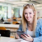 zadowolona studentka studiów podyplomowych w ISP