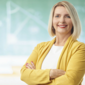 Nauczycielka przy tablicy na studiach podyplomowych