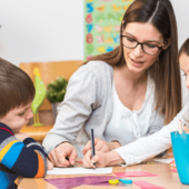 Kobieta naucza dzieci po studiach podyplomowych