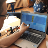 mezczyzna programuje robota na studiach podyplomowych