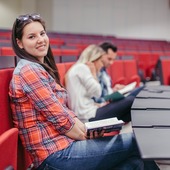 usmiechnieta dziewczyna na studiach podyplomowych