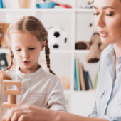 kobieta prowadzi zajecia z dzieckiem z edukacja