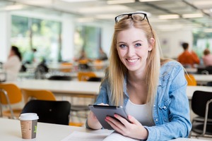 zadowolona studentka studiów podyplomowych w ISP