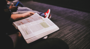 Chłopak czyta książkę na studiach podyplomowych
