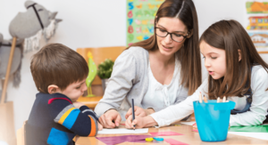Kobieta naucza dzieci po studiach podyplomowych