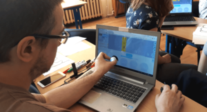 mezczyzna programuje robota na studiach podyplomowych