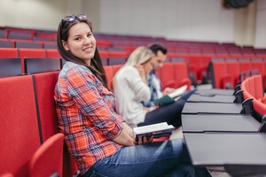 usmiechnieta dziewczyna na studiach podyplomowych
