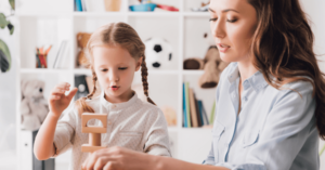 kobieta prowadzi zajecia z dzieckiem z edukacja
